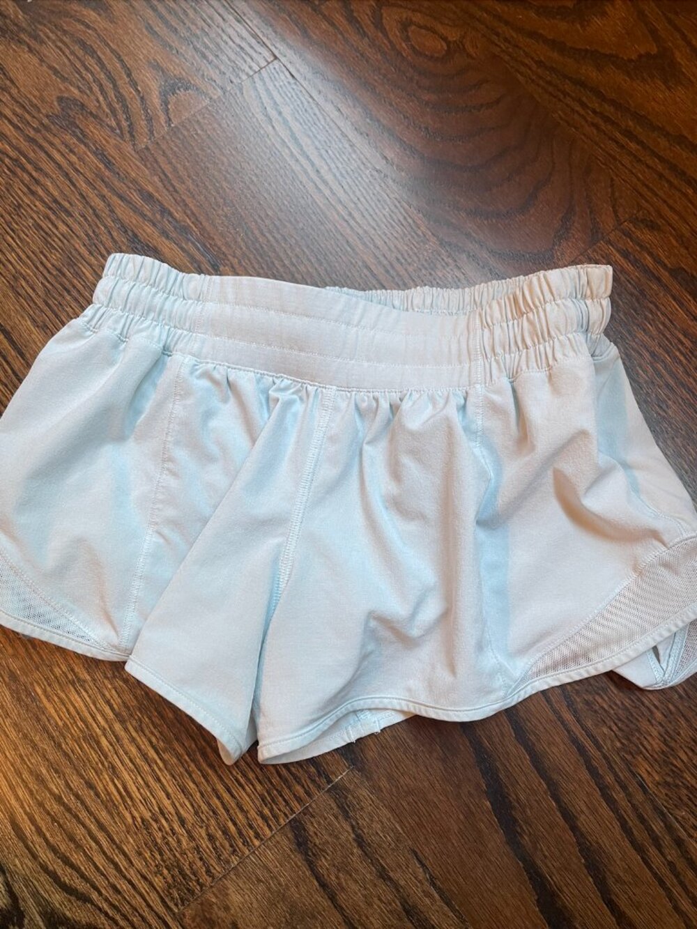 Lululemon Hotty Hot 2.5" size 4 Light Blue Shorts Low Rise